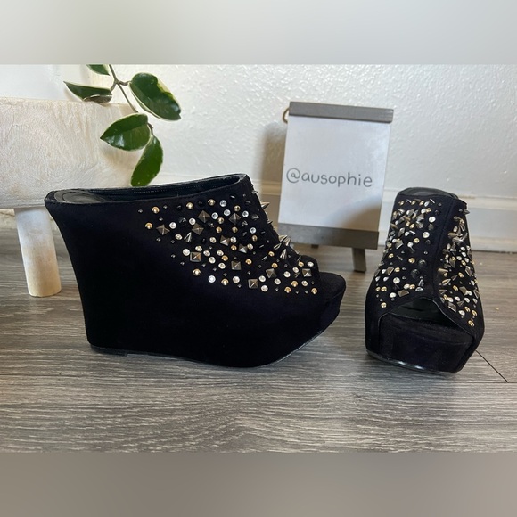 Speed limit 98 Edgy Stud & Spike Black Wedge Peep Toe Platform Mules. Size 6.5 - Picture 2 of 11
